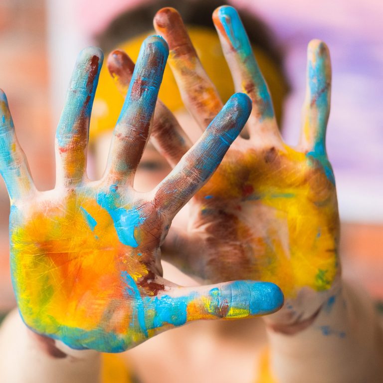 Handflächen mit Farbe beschmiert