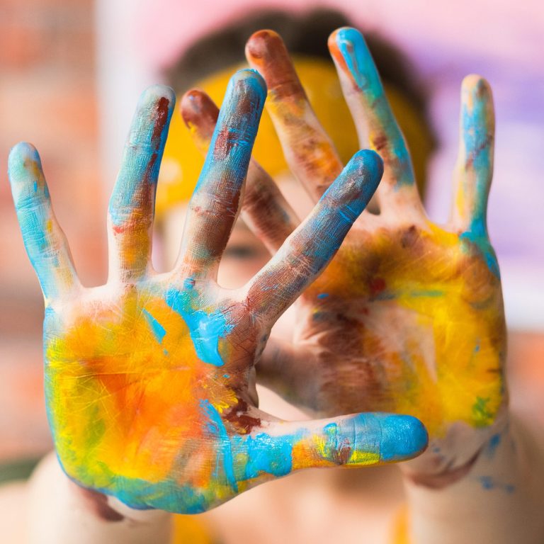 Handflächen mit Farbe beschmiert